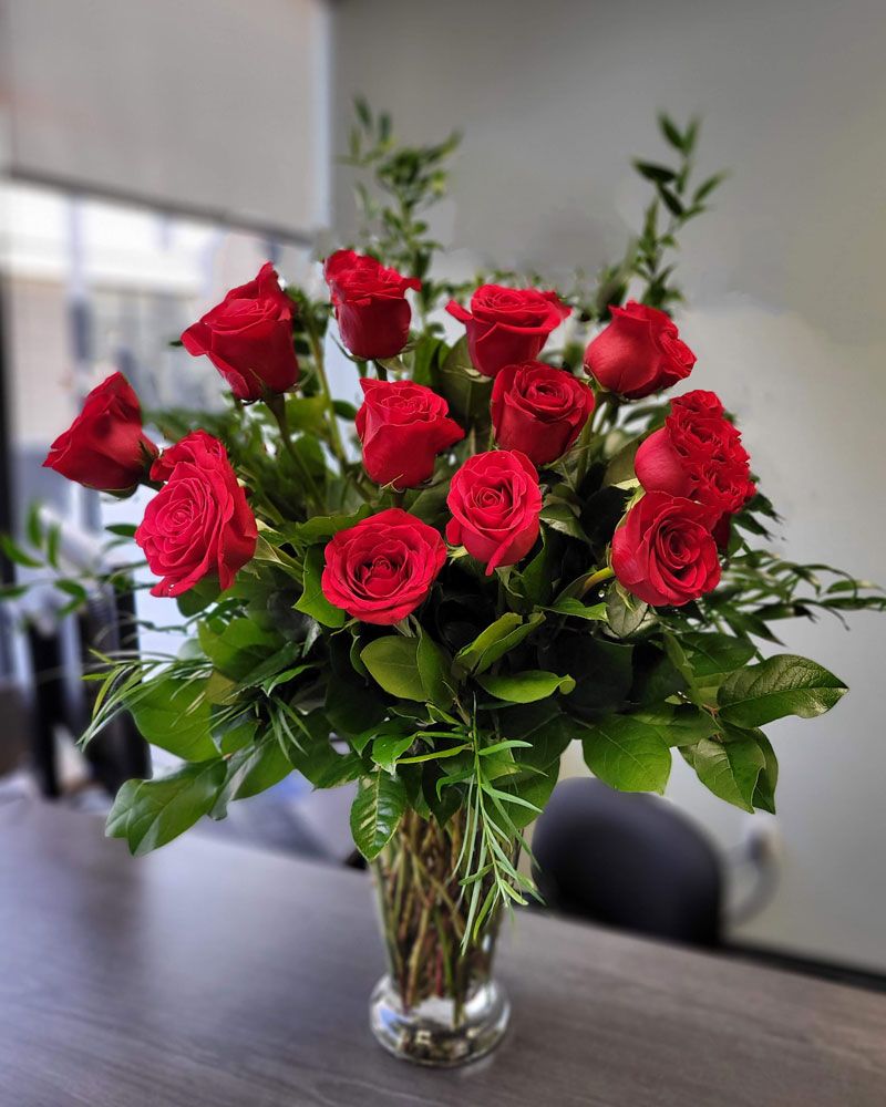 Classic Dozen Roses in Vase